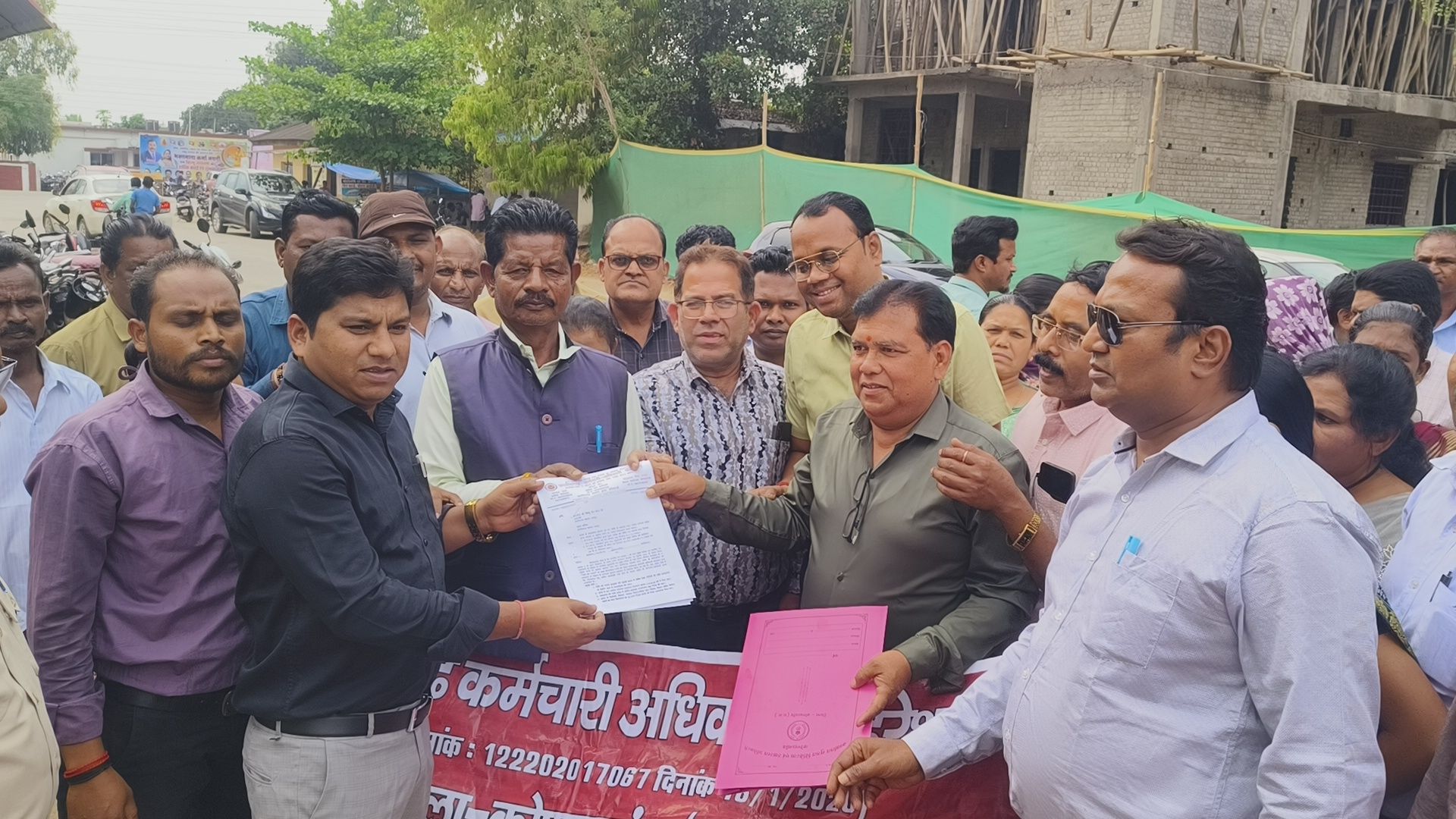 डीए एरियर्स सहित मांगों को लेकर कर्मचारियों का प्रदर्शन