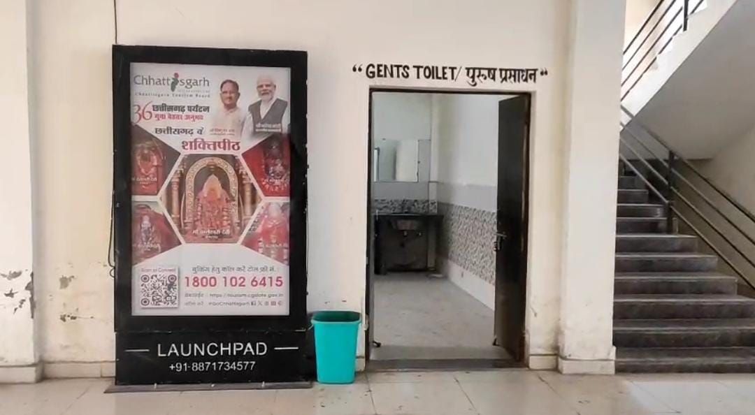 नवरात्र में आस्था से खिलवाड़, बस स्टैंड पर आपत्तिजनक पोस्टर से बवाल