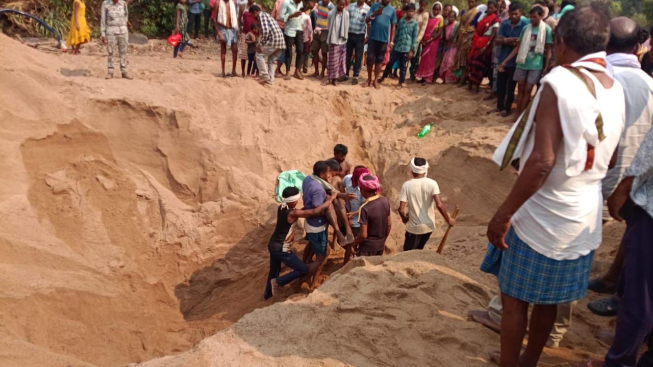 हाथ बोर खुदाई के दौरान रेत धंसने से किसान की मौत
