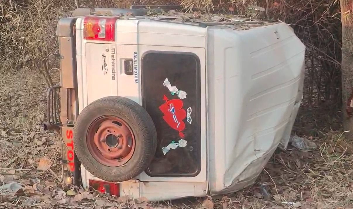 बुलेरो पेड़ से टकराई, एक की मौत, छह घायल