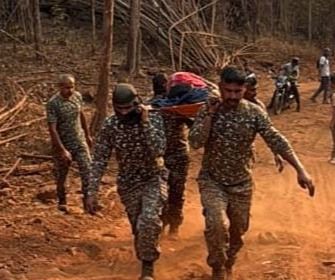 अबूझमाड़ के सुदूर गांव से 5 किमी स्ट्रेचर पर लाकर कराया सुरक्षित प्रसव, मां और नवजात दोनों सुरक्षित