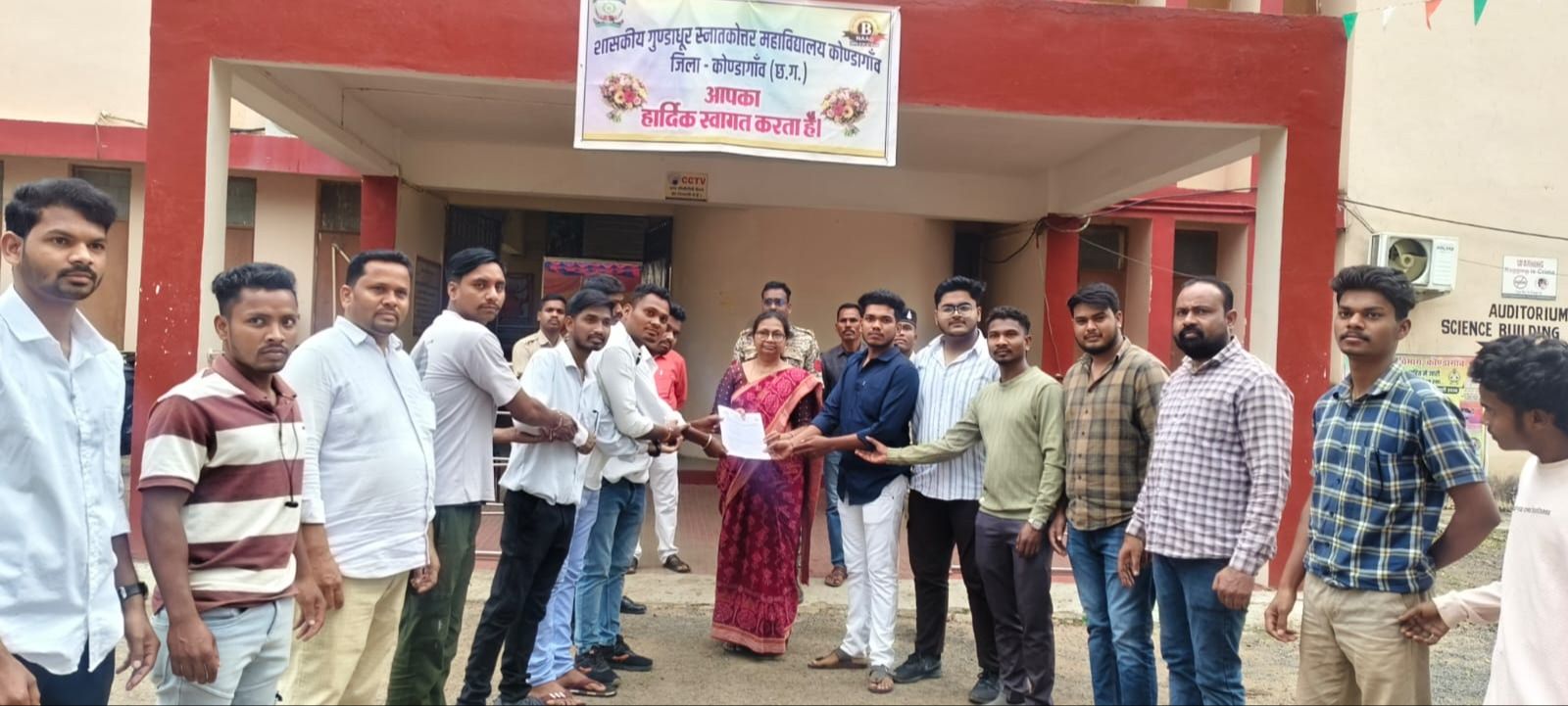 NSUI  जिलाध्यक्ष के नेतृत्व में प्राचार्य के माध्यम से राज्यपाल के नाम भेजा ज्ञापन