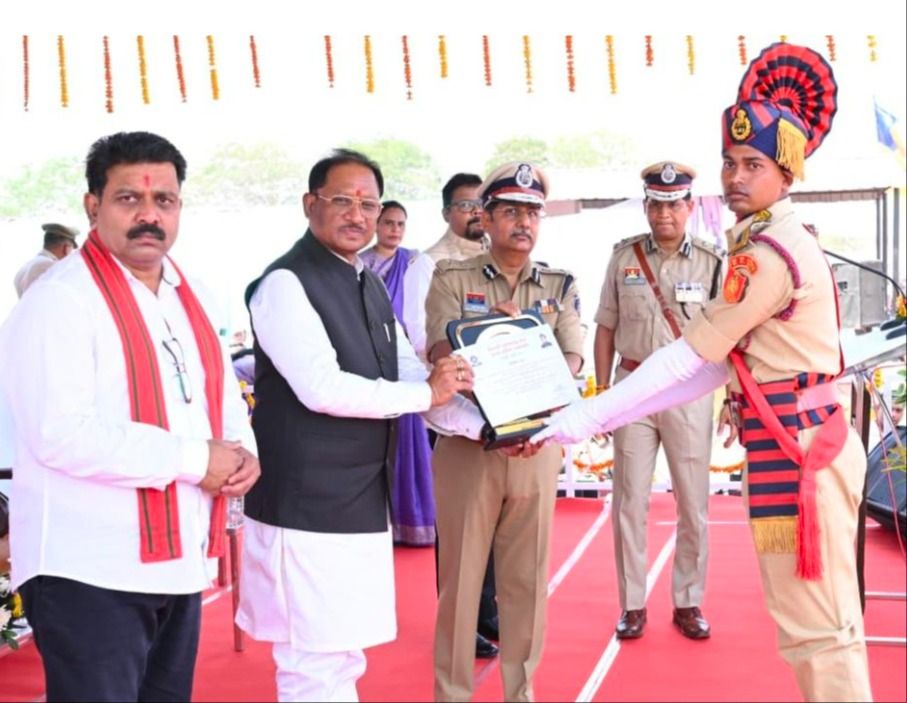 चंदखुरी पुलिस अकादमी में 859 प्रशिक्षुओं की पासिंग आउट परेड, उत्कृष्ट प्रशिक्षु सम्मानित