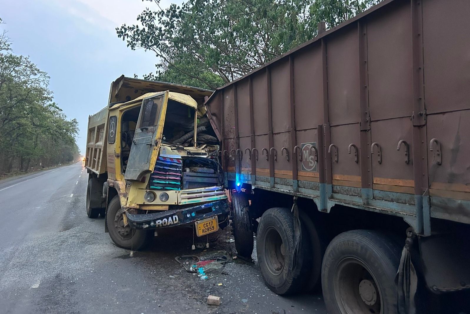 दुधगांव के पास सुबह-सुबह बड़ा सड़क हादसा, एक चालक घायल