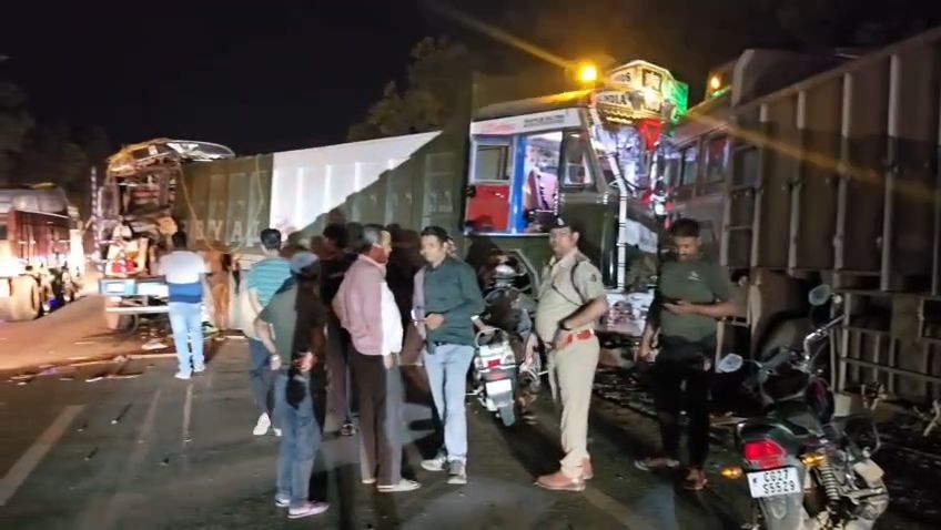 खड़ी ट्रकों में घुसी तीसरी ट्रक, दो लोग गंभीर घायल