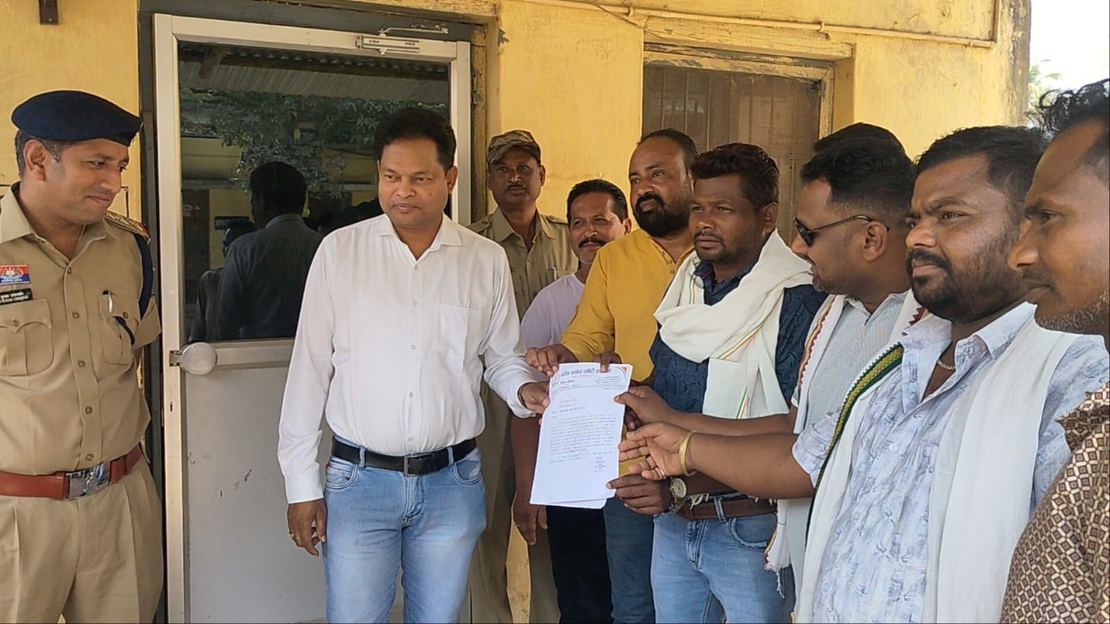 दुकान खोलने की प्रक्रिया रोकने की मांग, नहीं मानी तो पदयात्रा व घेराव की चेतावनी