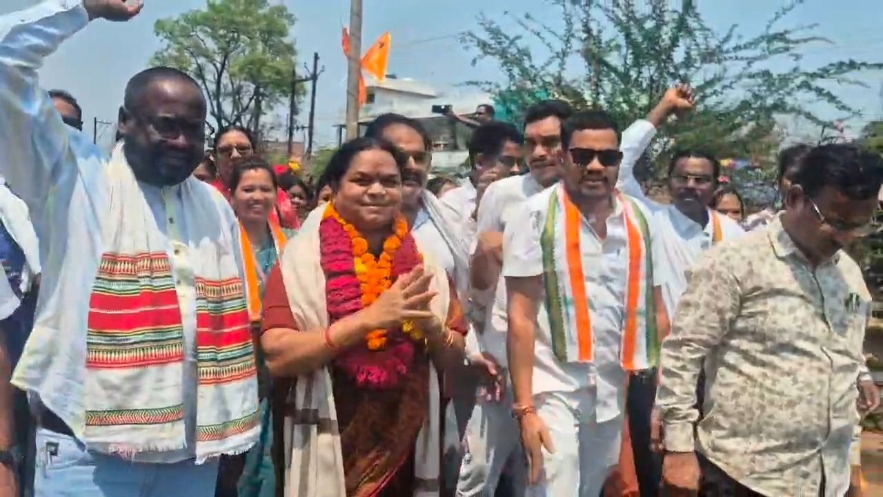  कांग्रेसियों ने सांसद को लड्डूओं से तौला, नक्सलवाद पर दिया बयान