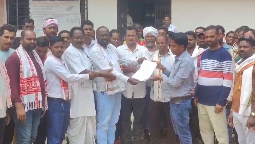 बिजली समस्या को लेकर किसानों का बिजली ऑफिस का घेराव, फसलों पर संकट