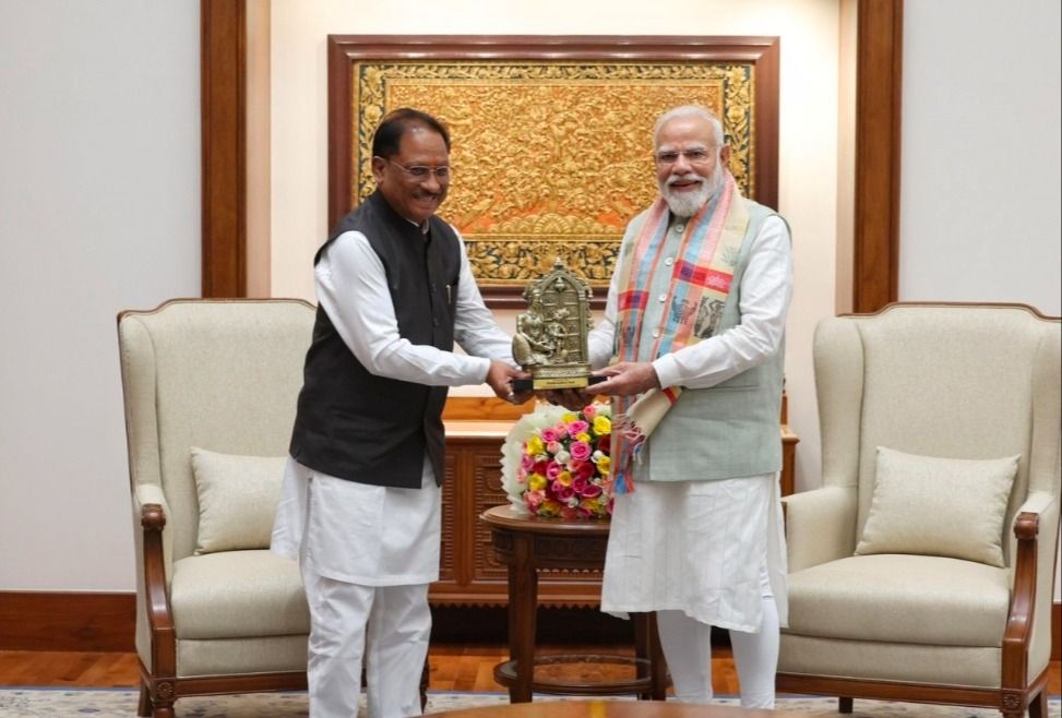मुख्यमंत्री विष्णुदेव साय ने प्रधानमंत्री नरेंद्र मोदी को सौंपा बस्तर विकास का ब्लूप्रिंट