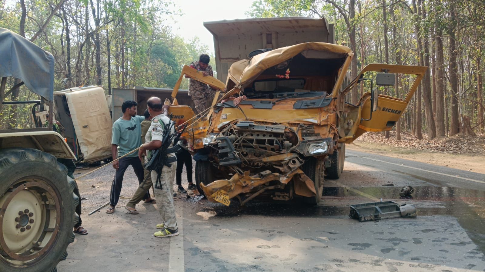 दो हाईवा की टक्कर, एक की मौत एक घायल