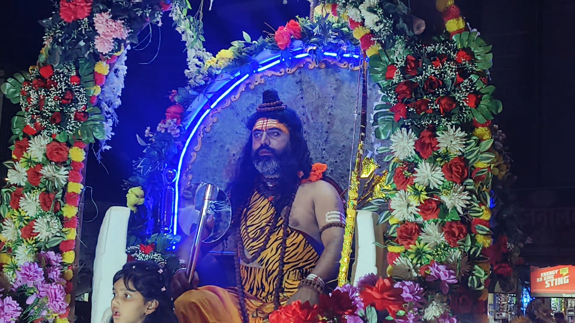 भगवा ध्वज, जयकारों और धार्मिक उत्साह से गुंजायमान हुआ शहर