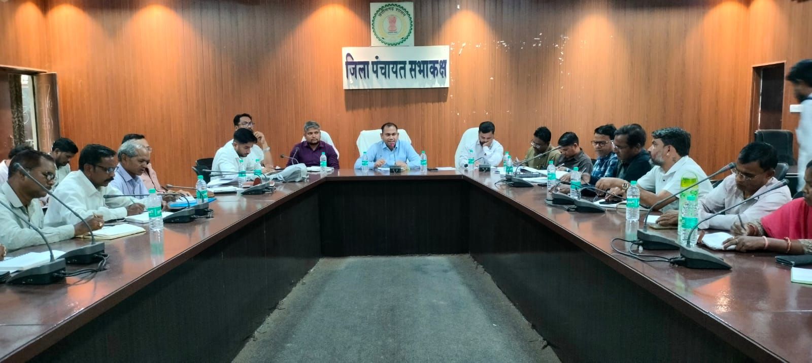जिला पंचायत सीईओ द्वारा मनरेगा कार्यों की वृहद समीक्षा जल संरक्षण और रोजगार सृजन पर विशेष जोर