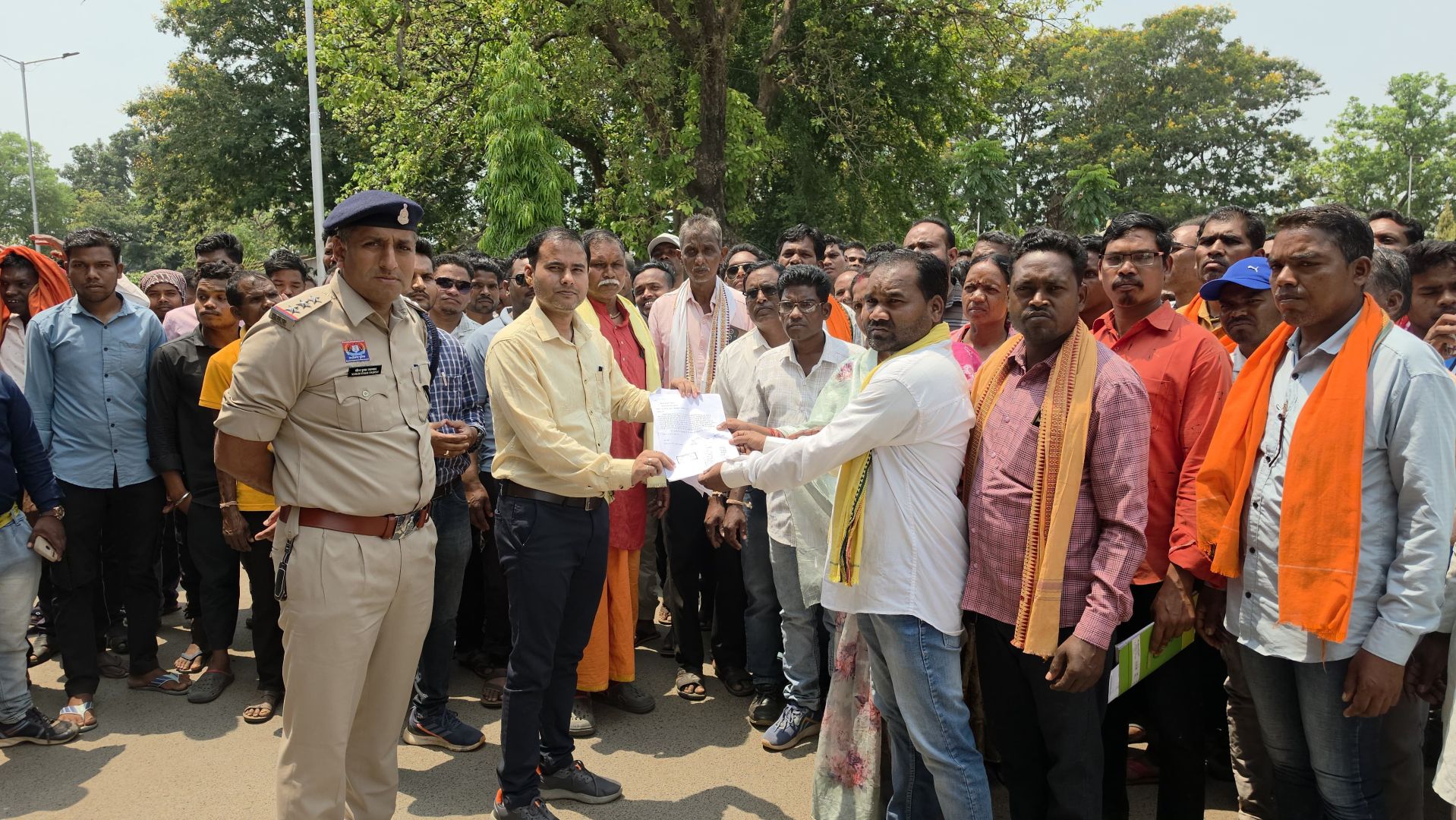 बिजली कटौती से परेशान सैकड़ों किसानों ने कलेक्ट्रेट कार्यालय का किया प्रदर्शन