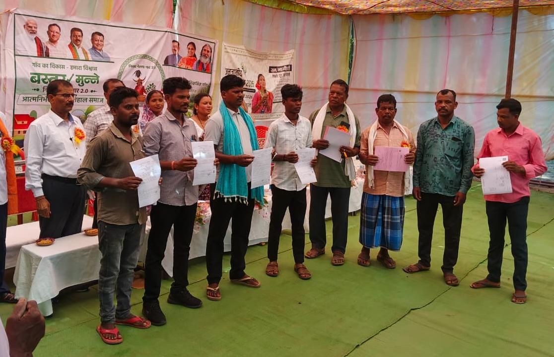 ग्राम धनोरा के क्लस्टर शिविर में 14 किसानों को डिजिटल किसान किताब सहित विभिन्न योजनाओं का लाभ मिला