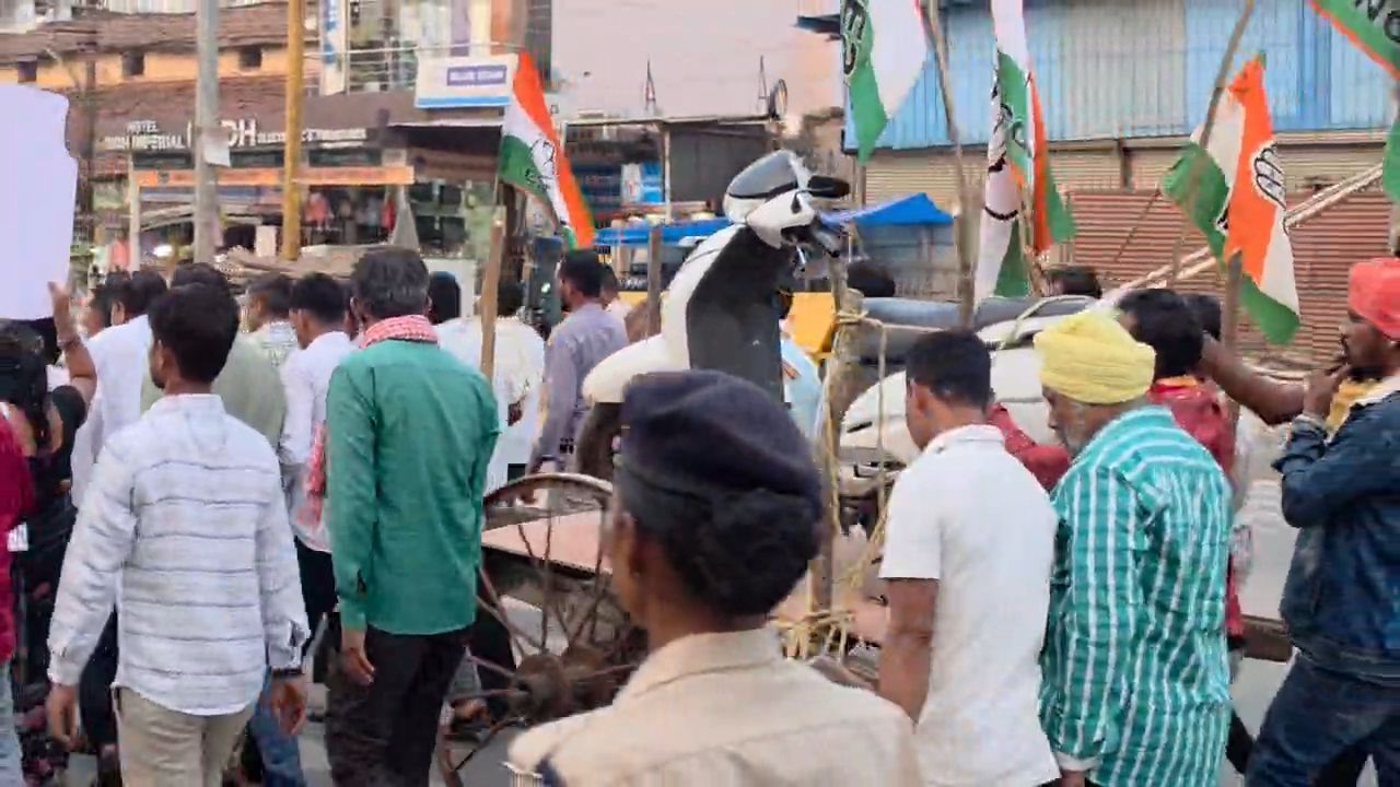 बैलगाड़ी में  स्कूटी रखकर कांग्रेस ने जताया विरोध, बढ़ती कीमतों और किल्लत पर सरकार को घेरा