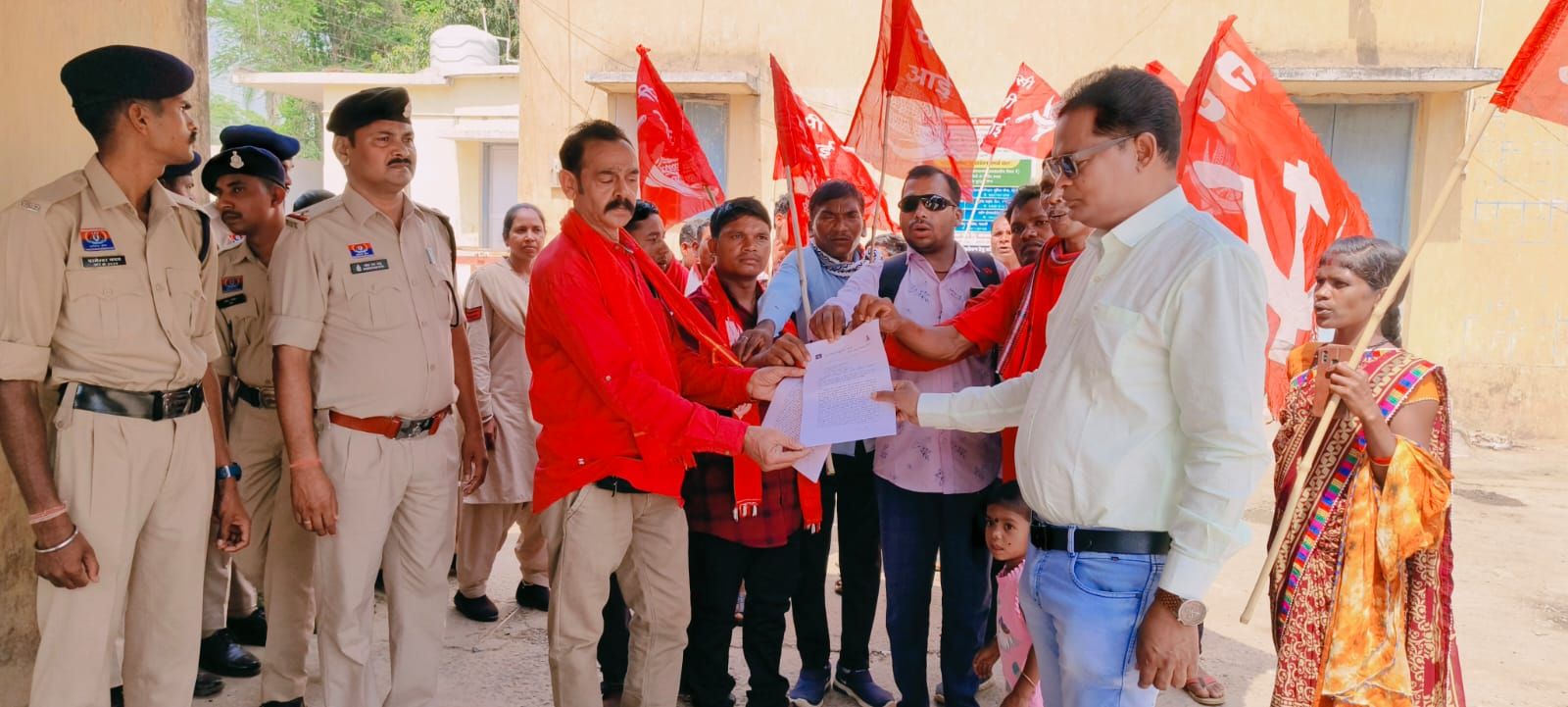 महंगाई, बेरोजगारी और डीजल-पेट्रोल की कीमतों पर नियंत्रण सहित 6 मांगों को लेकर सीपीआई ने सौंपा ज्ञापन