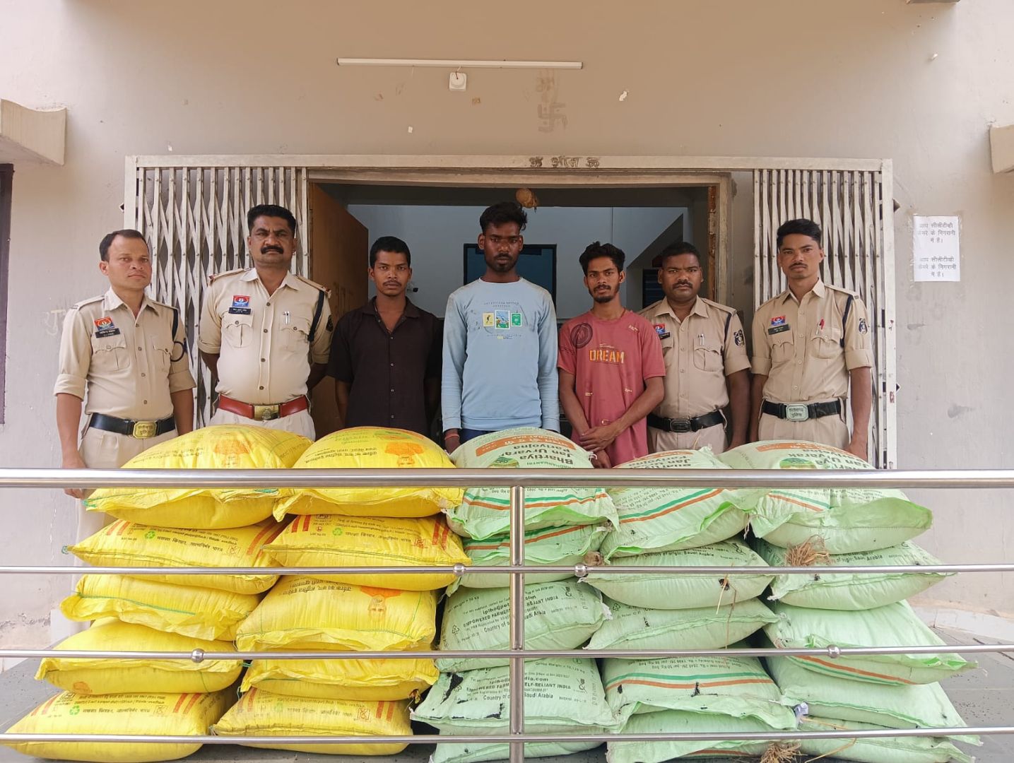 विश्रामपुरी पुलिस ने उड़ीसा से बरामद की डीएपी और यूरिया खाद, पिकअप वाहन भी जब्त
