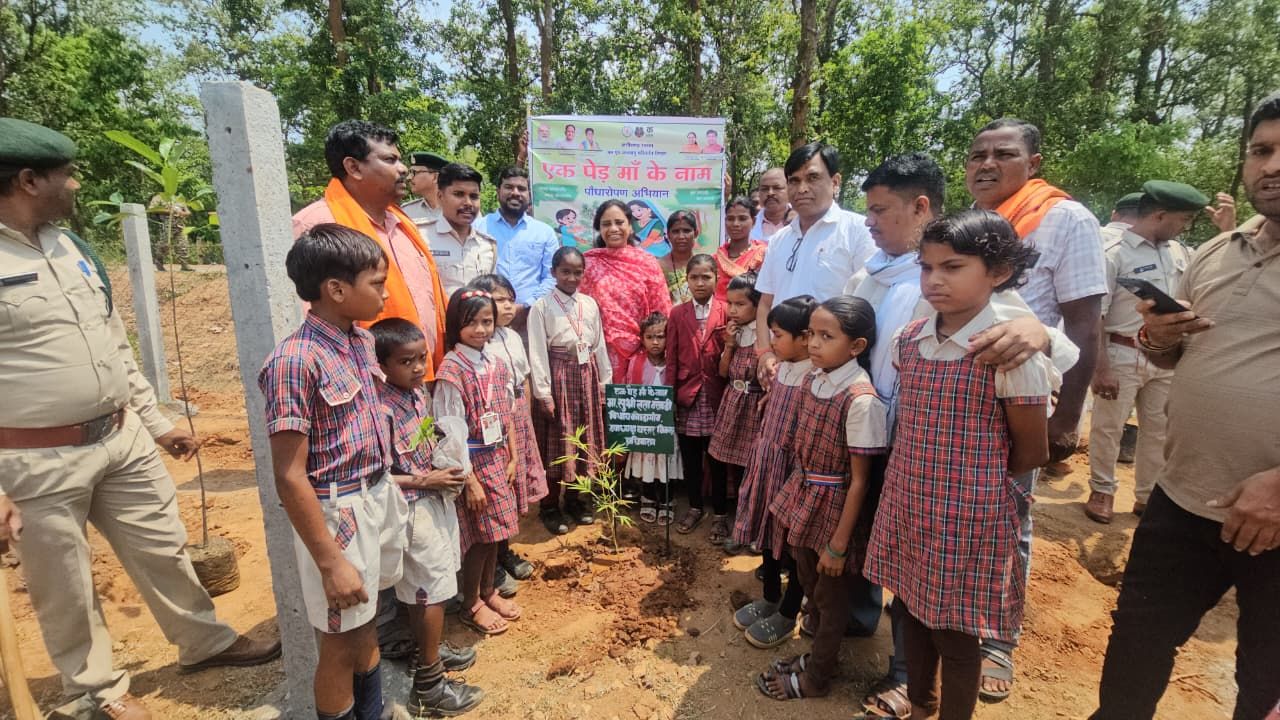 एक पेड़ मां के नाम” अभियान के तहत पर्यावरण संरक्षण की दिलाई गई शपथ