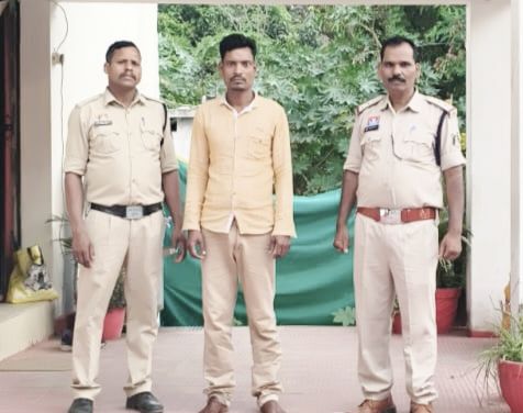 बाइक से अंग्रेजी शराब ले जाते एक आरोपी गिरफ्तार, 11.580 बल्क लीटर शराब जब्त