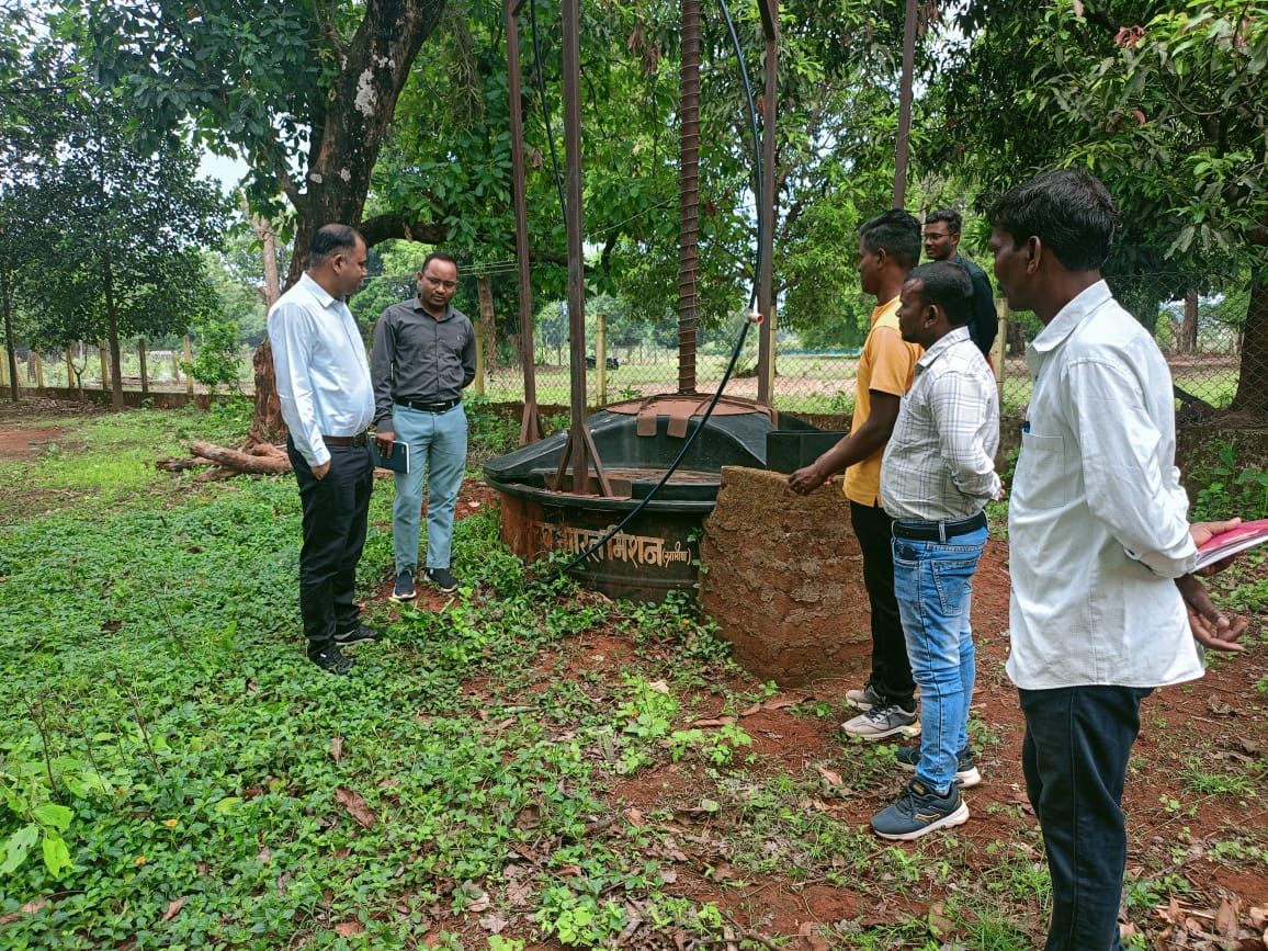 बायोगैस संयंत्र की कार्यप्रणाली का जायजा, ठोस अपशिष्ट प्रबंधन और स्वच्छता व्यवस्था सुदृढ़ करने पर जोर
