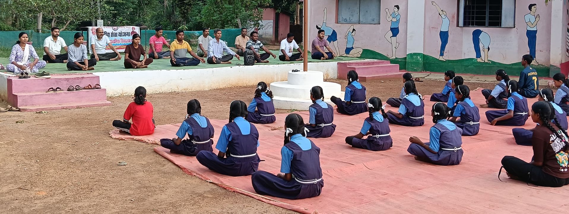 पारोंड विद्यालय में योग दिवस पर सामूहिक योगाभ्यास, स्वस्थ जीवन का दिया संदेश