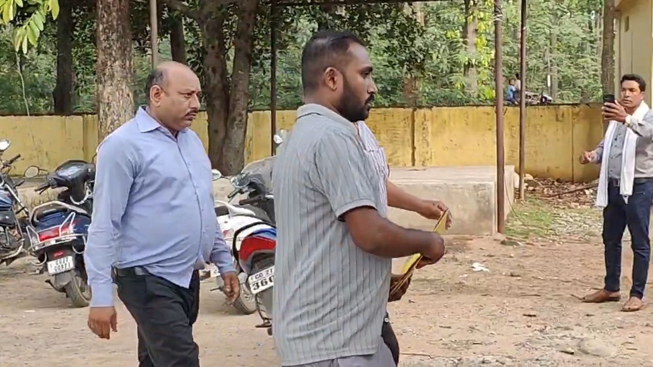 फरसगांव तहसील कार्यालय में 10 हजार रुपये की किश्त लेते रंगे हाथ गिरफ्तार, पहले 35 हजार रुपये ले चुका था आरोपी