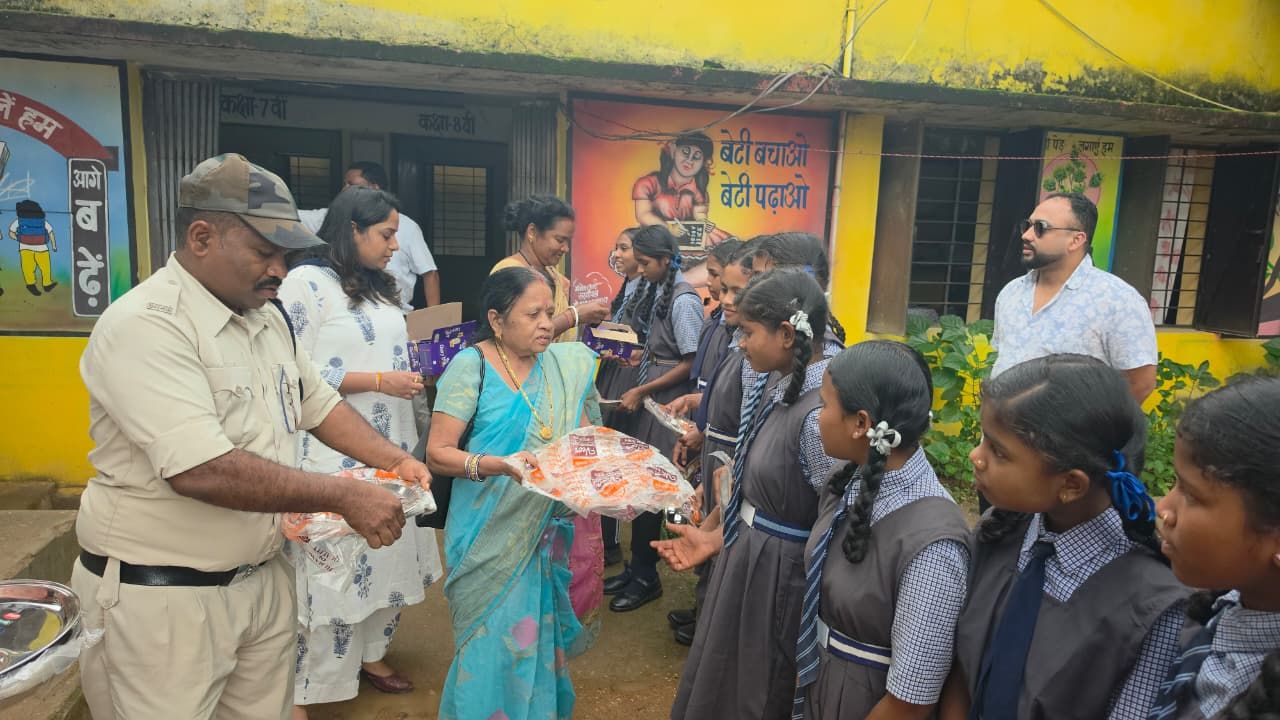 केशकाल एसडीएम आकांक्षा नायक ने जन्मदिन पर स्कूली बच्चों संग किया न्योता भोज, 100 विद्यार्थियों को भेंट की स्टील की थालिय