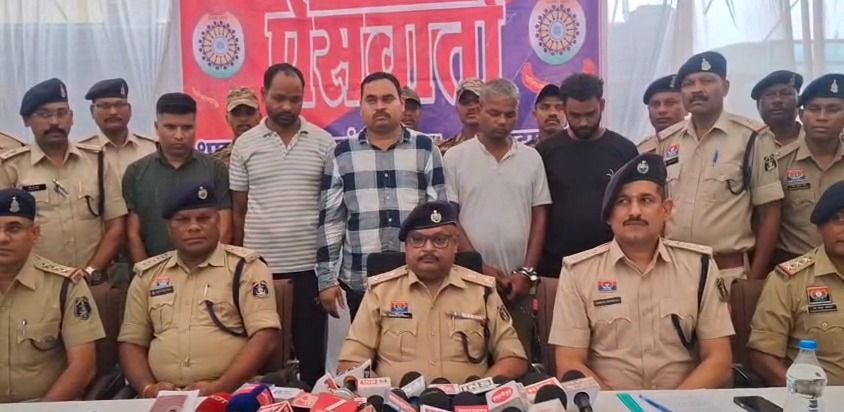 मल्टीपल बैंक लोन के नाम पर 43 शिक्षकों से 10-12 करोड़ की ठगी, फरसगांव-केशकाल पुलिस ने पांच आरोपियों को दबोचा