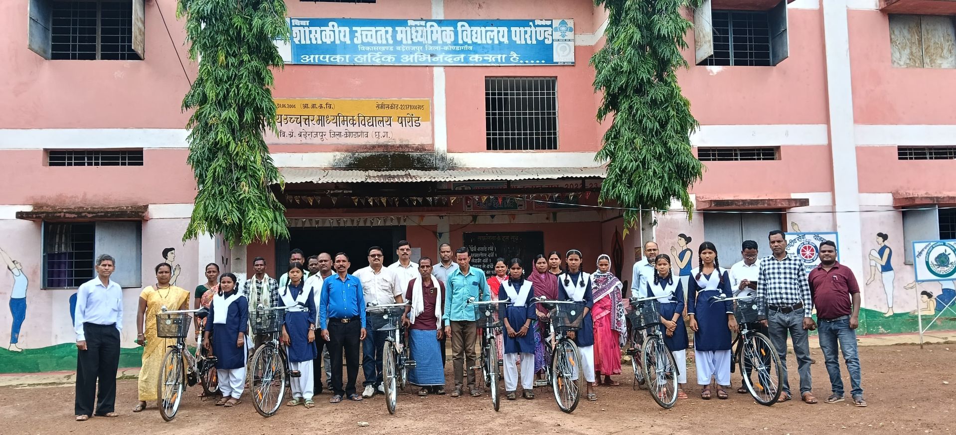 पारोंड विद्यालय में छात्र-छात्राओं को साइकिलें वितरित, नियमित अध्ययन और उज्ज्वल भविष्य के लिए किया प्रेरित