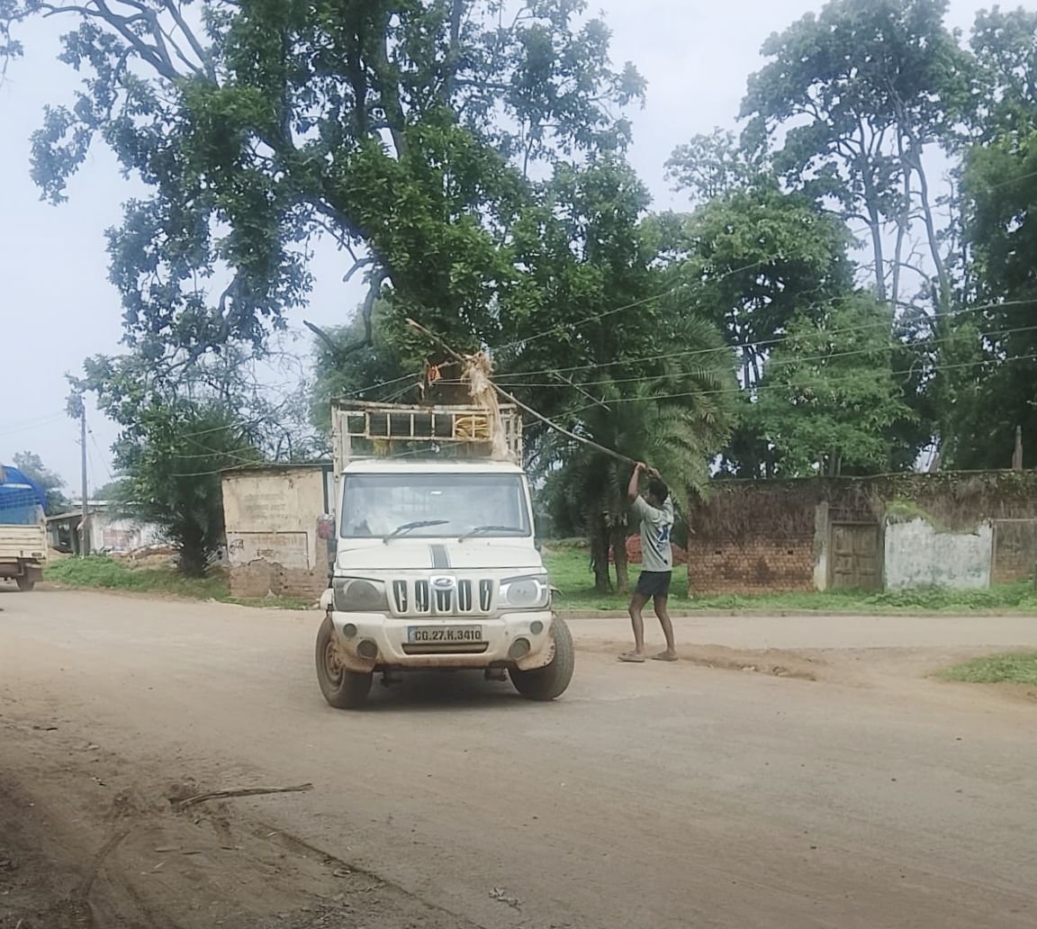 झूलते एलटी बिजली तार से टकराई पिकअप, बिजली बंद होने से चालक और बच्चा बाल-बाल बचे