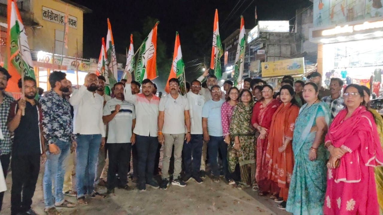कांग्रेस भवन में मिठाई बांटी, आतिशबाजी कर छात्रों और युवाओं के संघर्ष को बताया लोकतंत्र की जीत