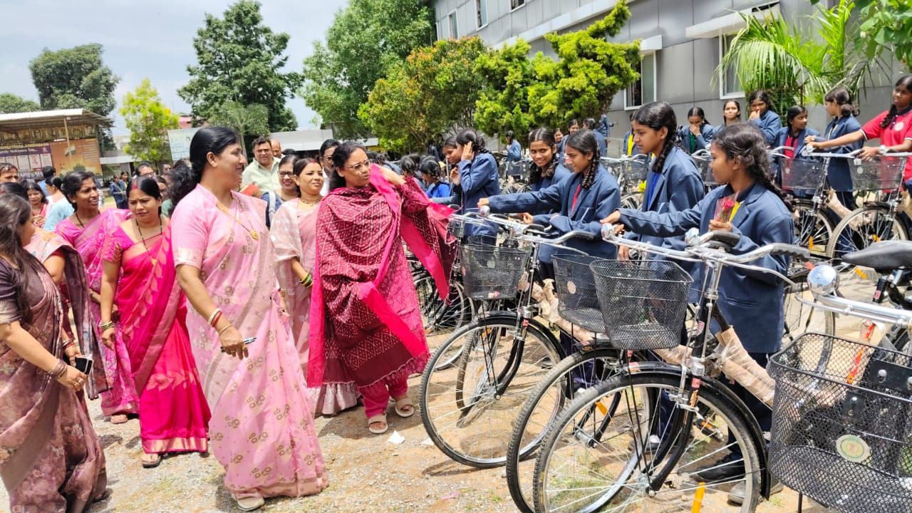 कन्या विद्यालय में 10 नए कंप्यूटर का शुभारंभ, ‘एक पेड़ मां के नाम’ के तहत किया पौधरोपण