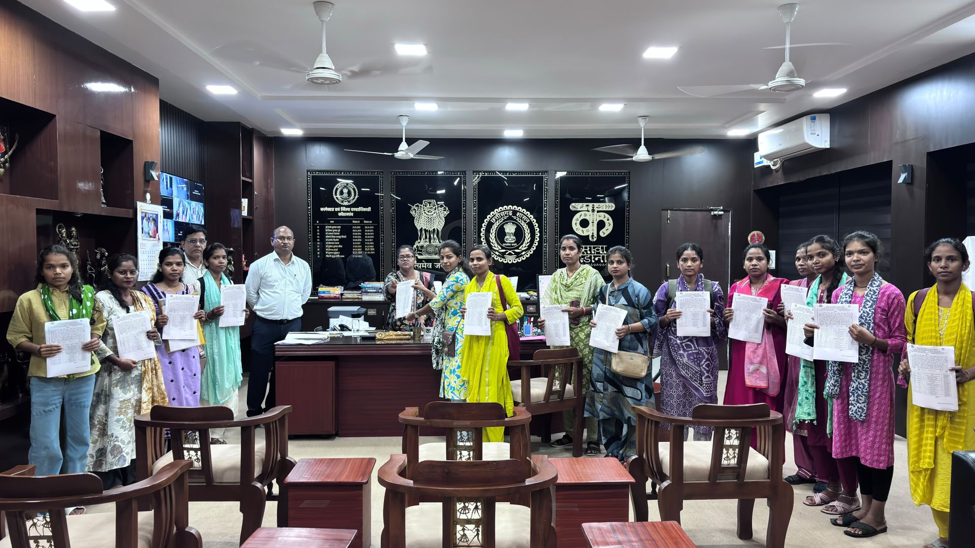 **कलेक्टर ने चयनित अभ्यर्थियों को सौंपे नियुक्ति पत्र, स्वास्थ्य सेवाओं में निष्ठा से काम करने की दी सलाह