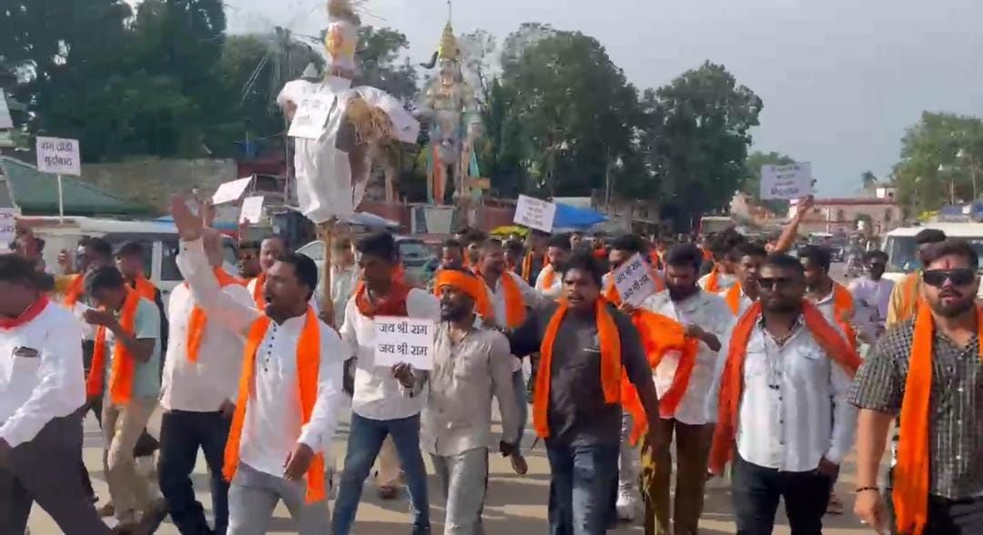 भगवा वस्त्र के कथित अपमान के विरोध में विहिप-बजरंग दल ने जताया आक्रोश, रैली निकालकर किया प्रदर्शन