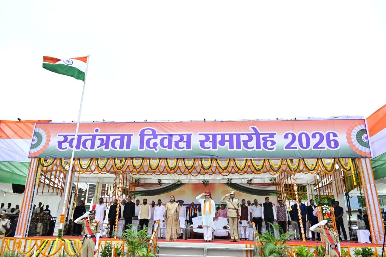 सांसद भोजराज नाग ने किया ध्वजारोहण, परेड की सलामी लेकर शहीद परिवारों का किया सम्मान