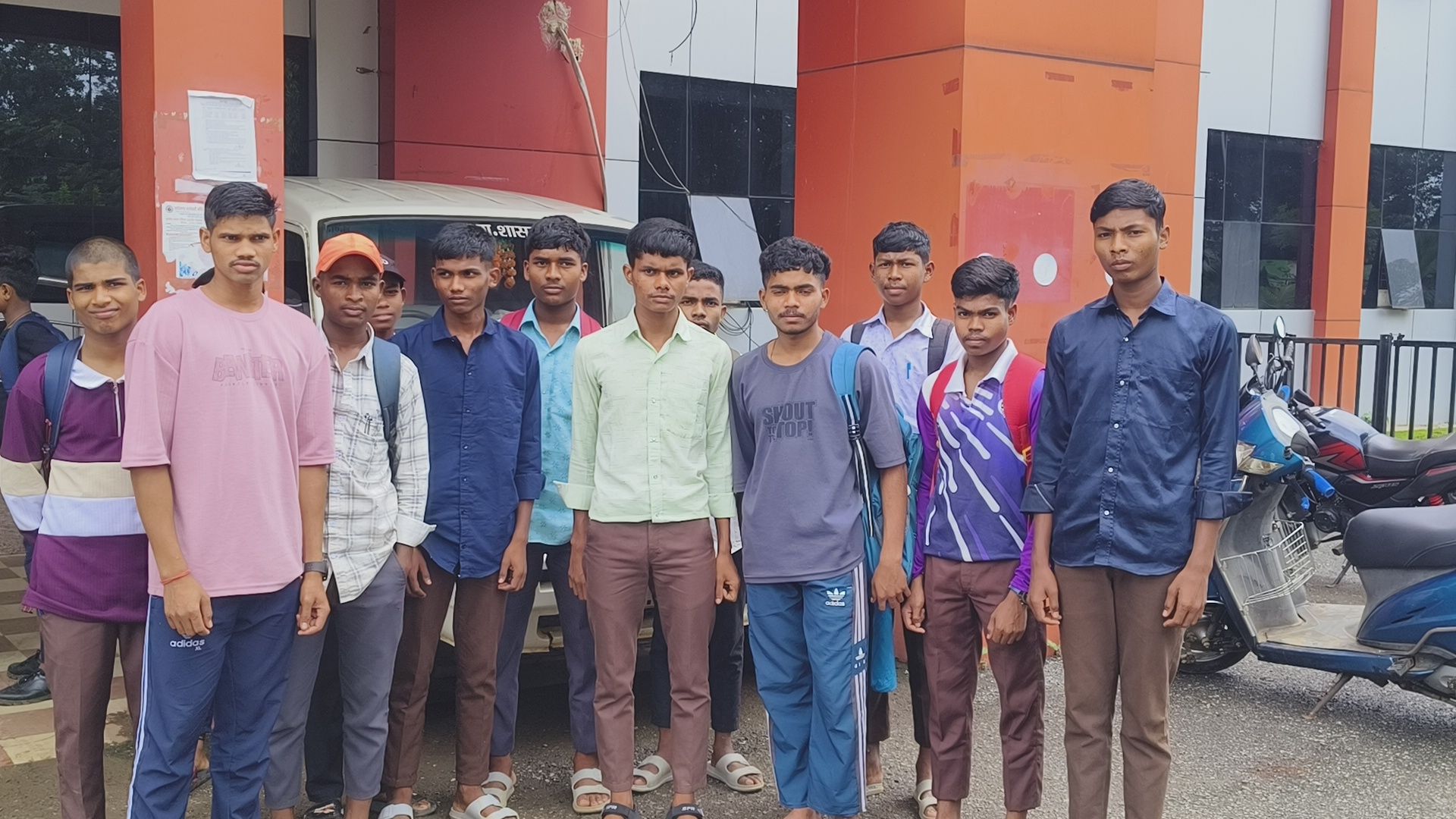 छात्रावास अधीक्षक पर प्रताड़ना और कम खाना देने का आरोप, छात्राओं ने कलेक्टर से की शिकायत