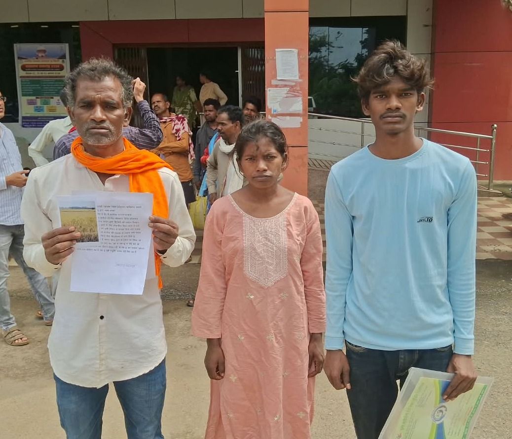 फसल नुकसान से किसान परेशान, कलेक्टर जनदर्शन में चौथी बार आवेदन देकर राहत की मांग