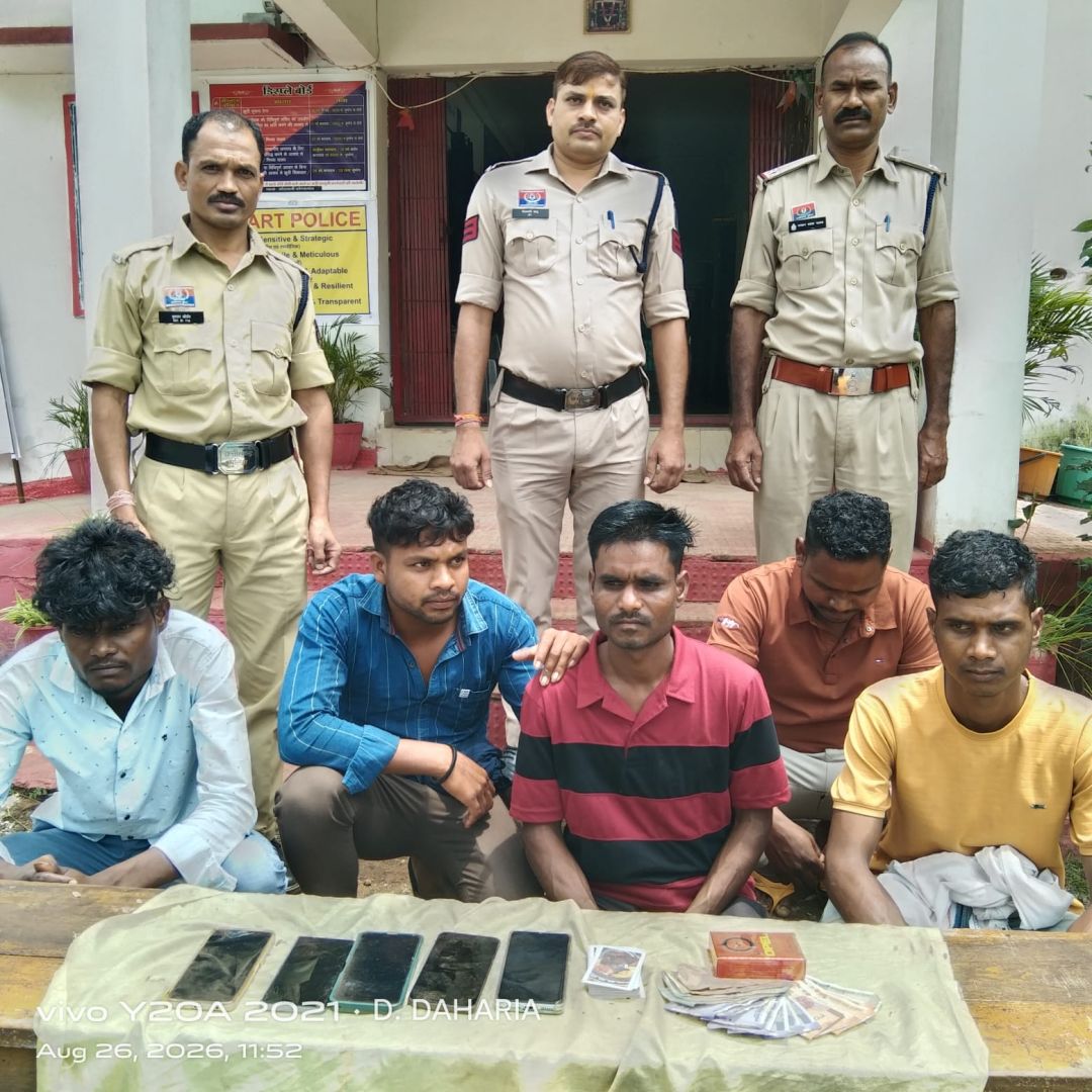 बनियागांव में पुलिस की कार्रवाई, ताश के पत्तों से जुआ खेलते पांच आरोपी रंगेहाथ पकड़े गए