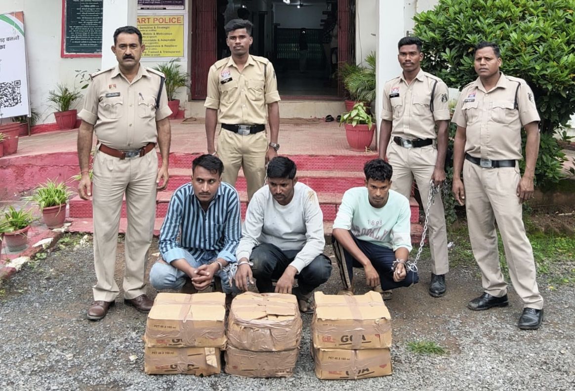 50.400 लीटर अंग्रेजी शराब जब्त, तीन आरोपी गिरफ्तार, 1.32 लाख की सामग्री जब्त