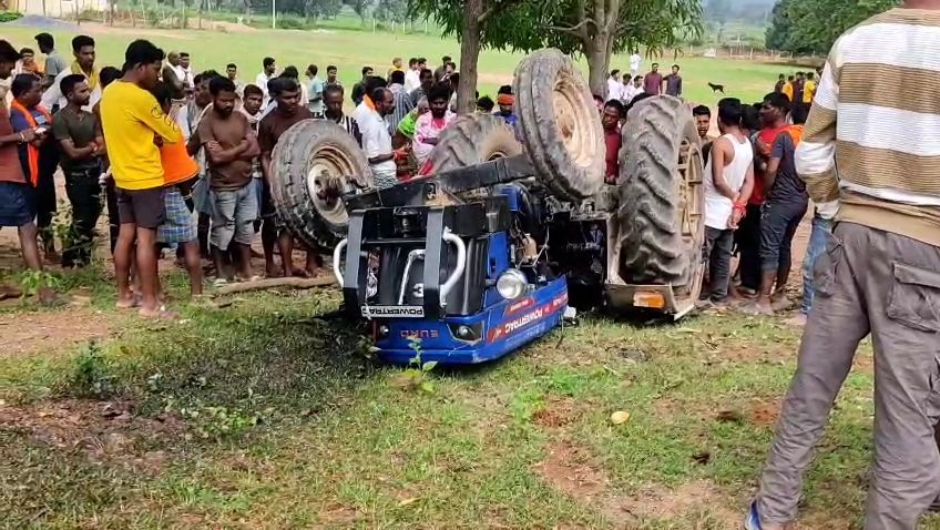 मोहलई में ट्रैक्टर हादसा, चालक की मौत एक घायल