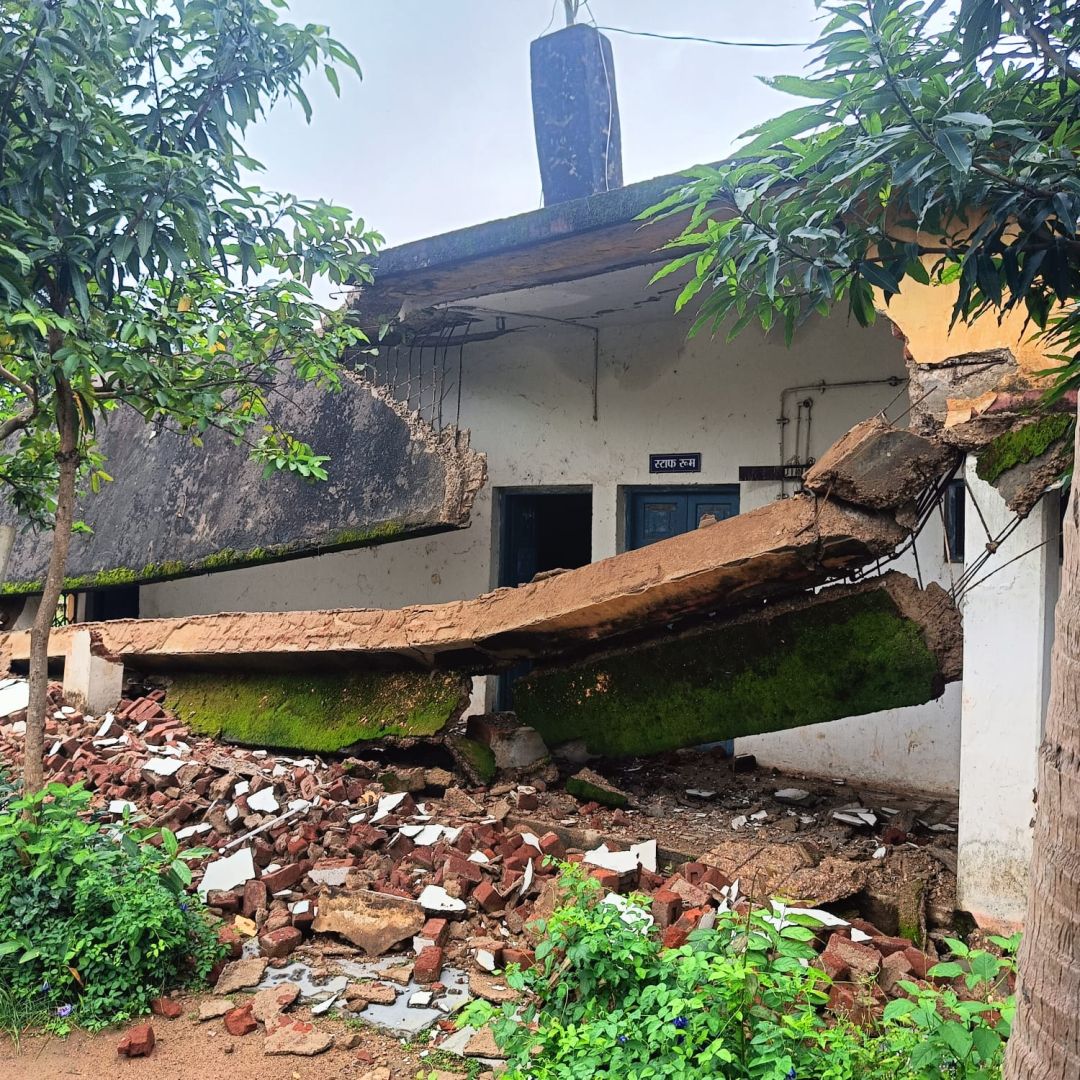लांजोड़ा में बारिश के बीच स्वामी आत्मानंद स्कूल की छत ढही, सवाल- दिन में हादसा होता तो जिम्मेदार कौन?