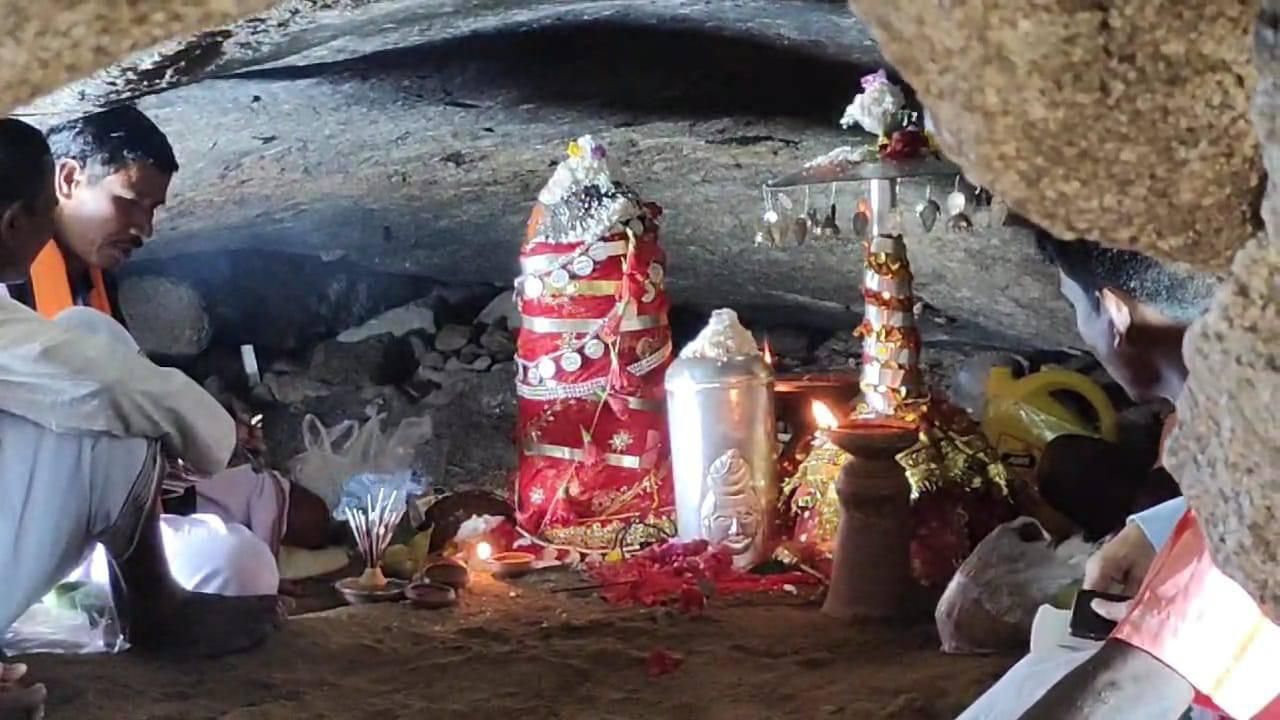 गुफा के भीतर दिखे शेर के पदचिह्न, सुख-शांति और समृद्धि का प्रतीक मान रहे श्रद्धालु