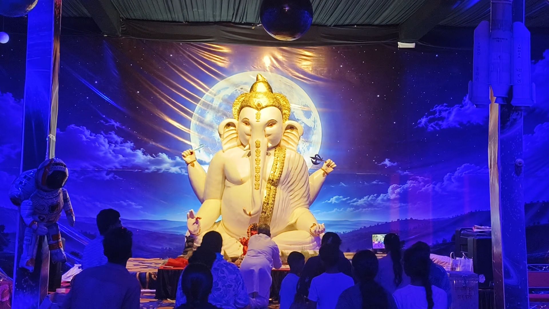 तीन पीढ़ियों से भागवत चौक में गणेश स्थापना, इस बार ब्रह्मांड थीम ने मोहा श्रद्धालुओं का मन