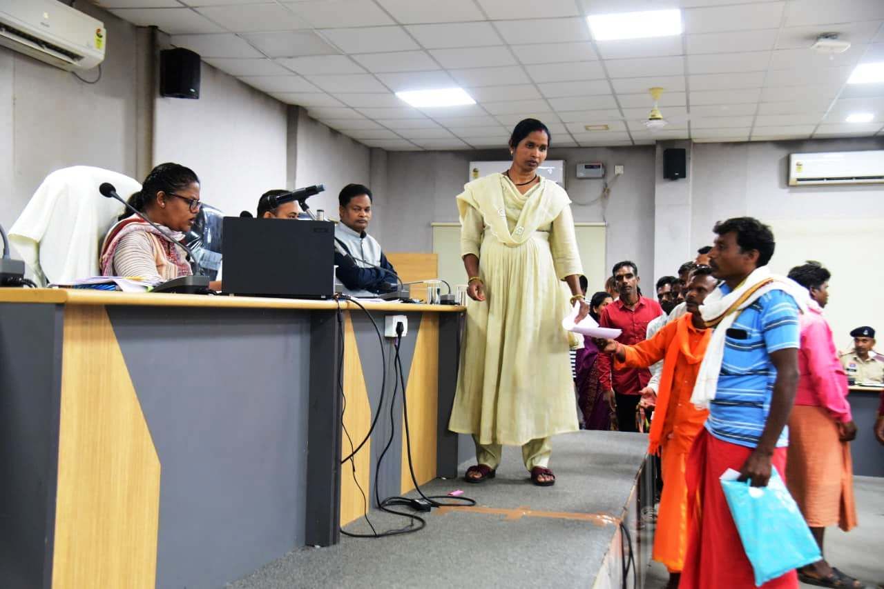 सड़क, आवास और स्वास्थ्य सुविधाओं की मांग लेकर पहुंचे लोग, कलेक्टर ने अधिकारियों को दिए त्वरित निराकरण के निर्देश