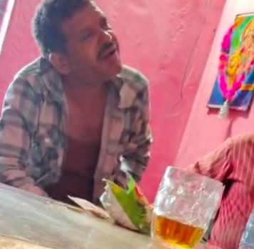 शराब के नशे में किसानों से अभद्रता का आरोप, समिति प्रबंधक को कारण बताओ नोटिस