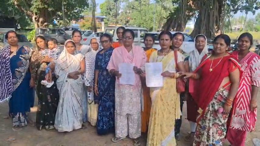 पेयजल संकट, परेशान वार्डवासी पहुंचे कलेक्ट्रेट
