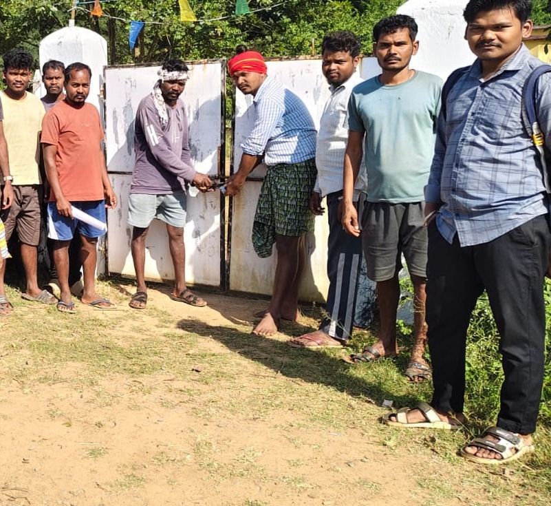 शिक्षक की कमी से नाराज ग्रामीणों ने स्कूल में जड़ा ताला, बच्चों की पढ़ाई प्रभावित