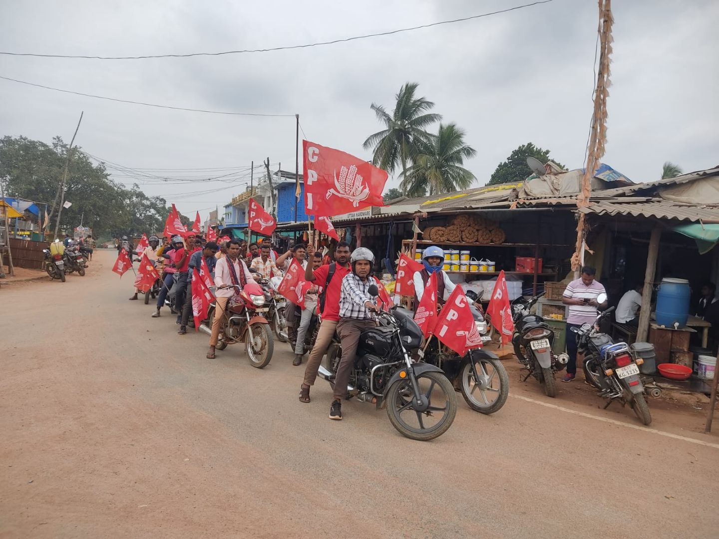 एरला से माकड़ी तक निकाली रैली, ग्रामीणों तक साम्यवादी विचारधारा पहुंचाने का प्रयास