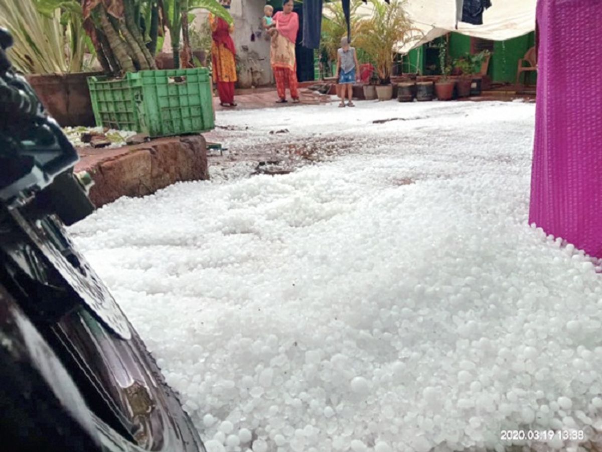 बारिश और ओलावृष्टि के बाद बिछी बर्फ की सफेद चादर