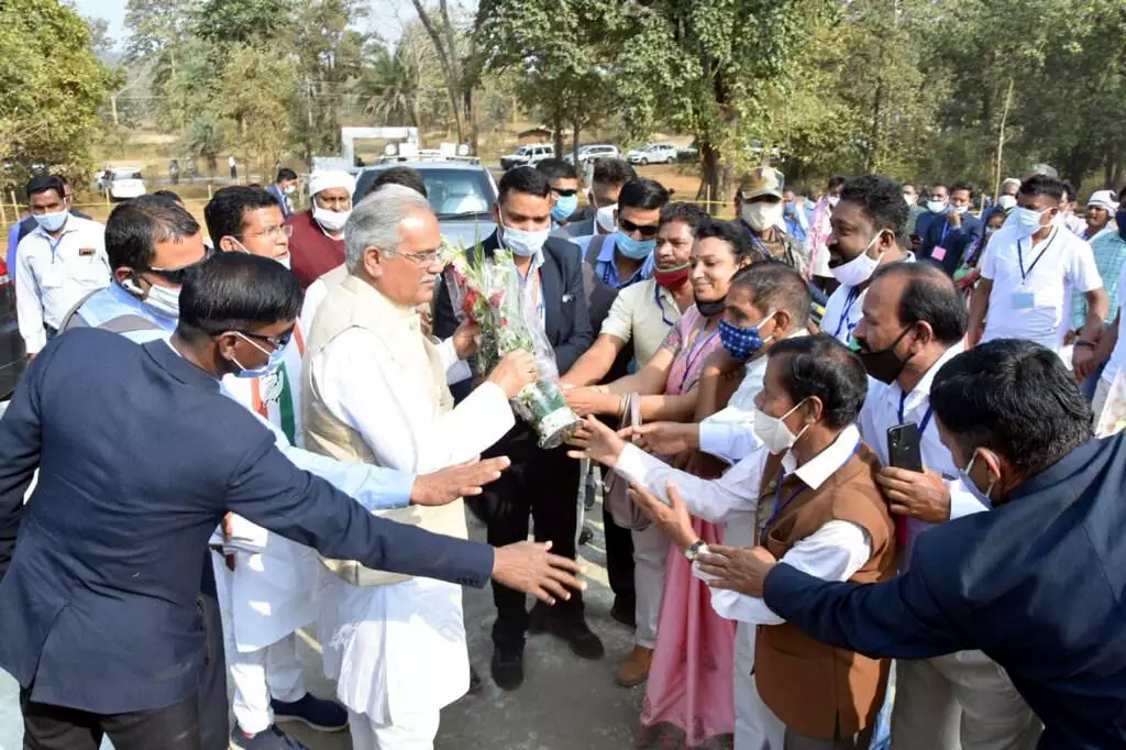 अति संवेदनशील क्षेत्रों की बदलती तस्वीर देखने मुख्यमंत्री जब निकल पड़े सड़क मार्ग से